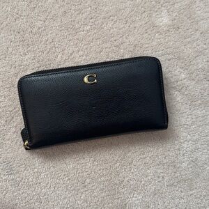 Essential Slim Accordion Zip Wallet